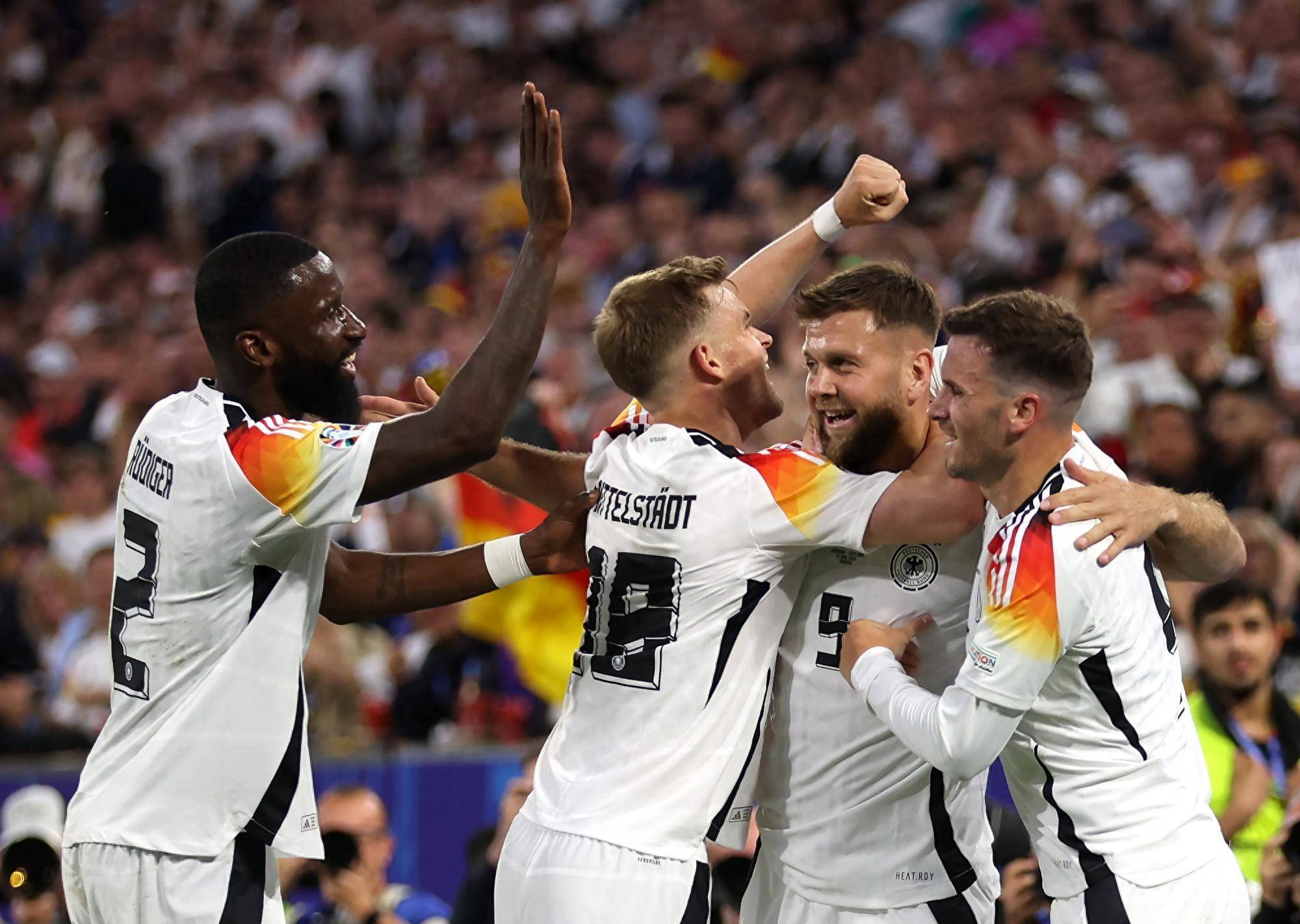 包含德国足球队成功战胜荷兰队，领衔小组积分榜的词条