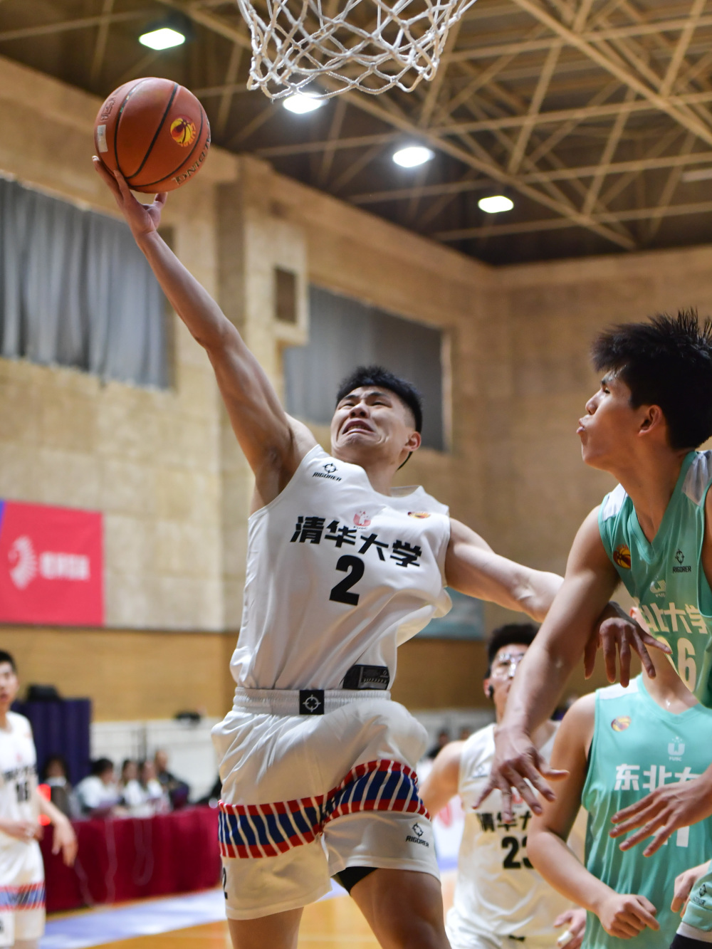 国内篮球职业联赛呈现白热化赛况，鏖战正酣