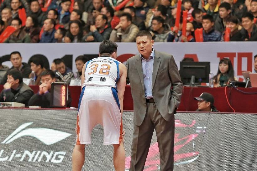 包含巴西男篮教练因私事离席，球队临时换帅的词条