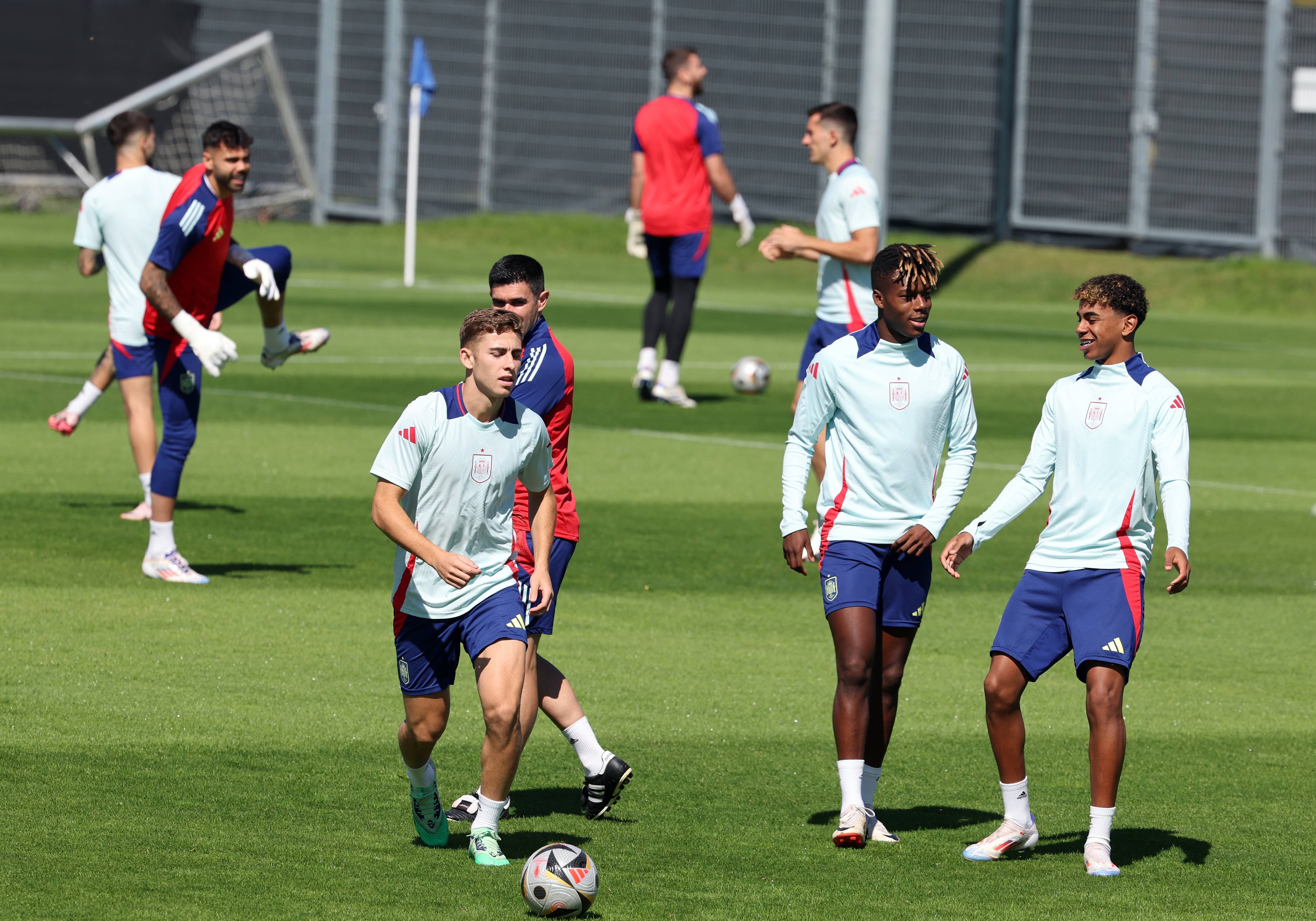 卡利亚里球队备战新赛季，球员积极备战的简单介绍