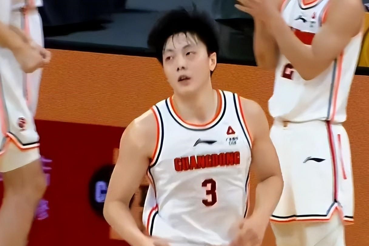 伊拉克队球员出色发挥,为球队赢球 伊拉克队球员出色发挥,为球队赢球