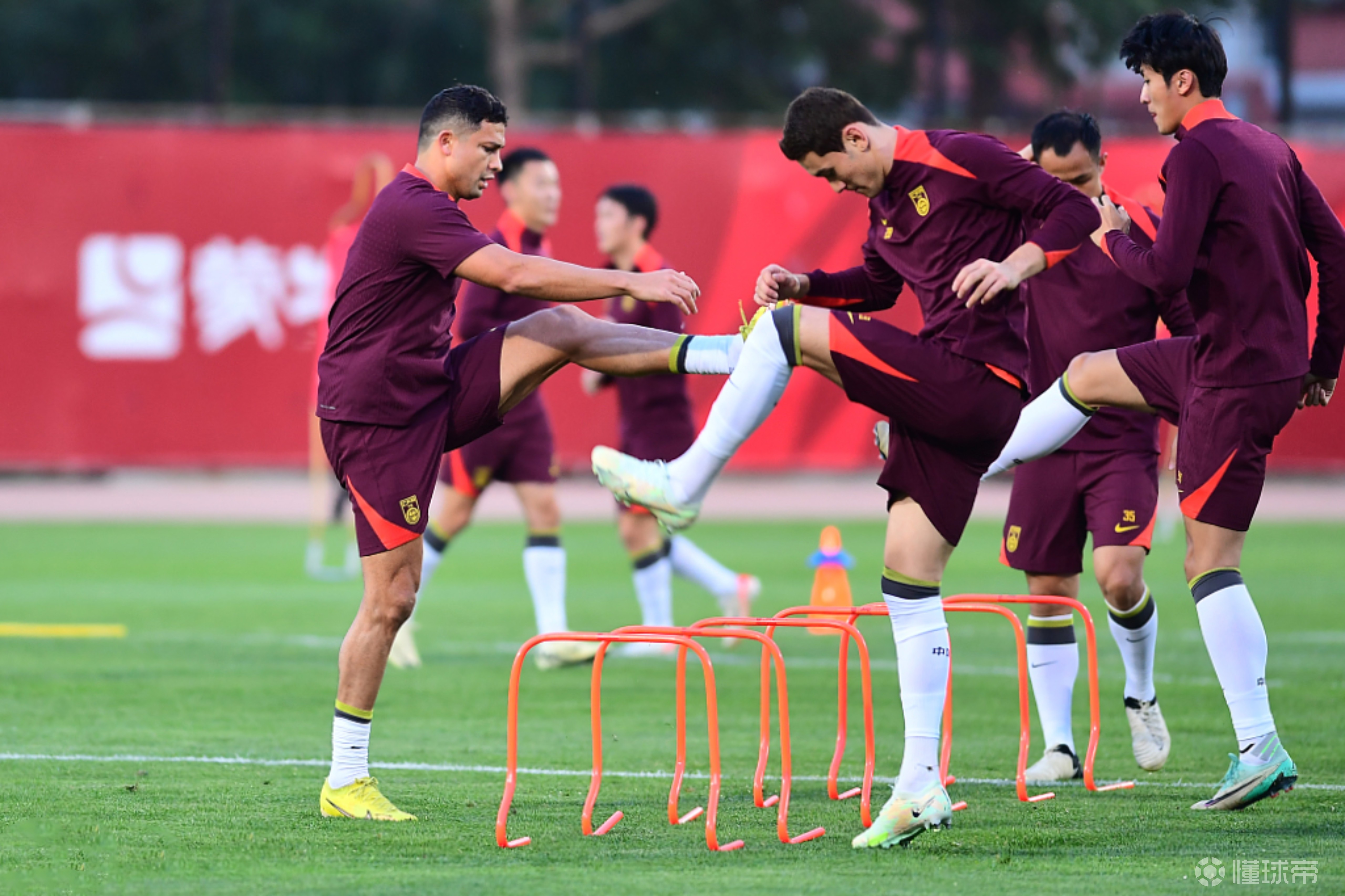 国际足坛爆发一场火爆对决，球员技术表现出色的简单介绍