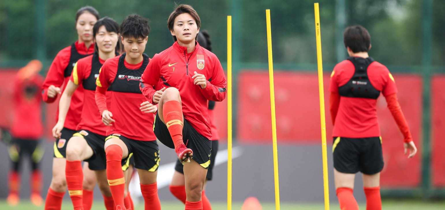 包含墨西哥女足主帅变阵，决心提升球队战斗力的词条