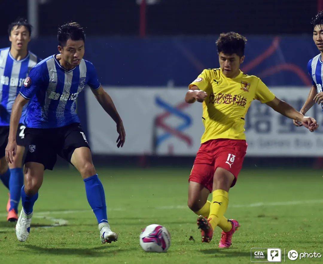 沃尔夫斯堡球员奋力拼搏,最终夺得关键胜利 沃尔夫斯堡球员奋力拼搏,最终夺得关键胜利