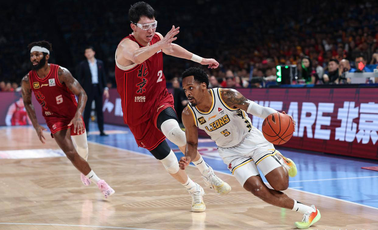 包含浙江男篮主场胜出，争夺季后赛资格的词条