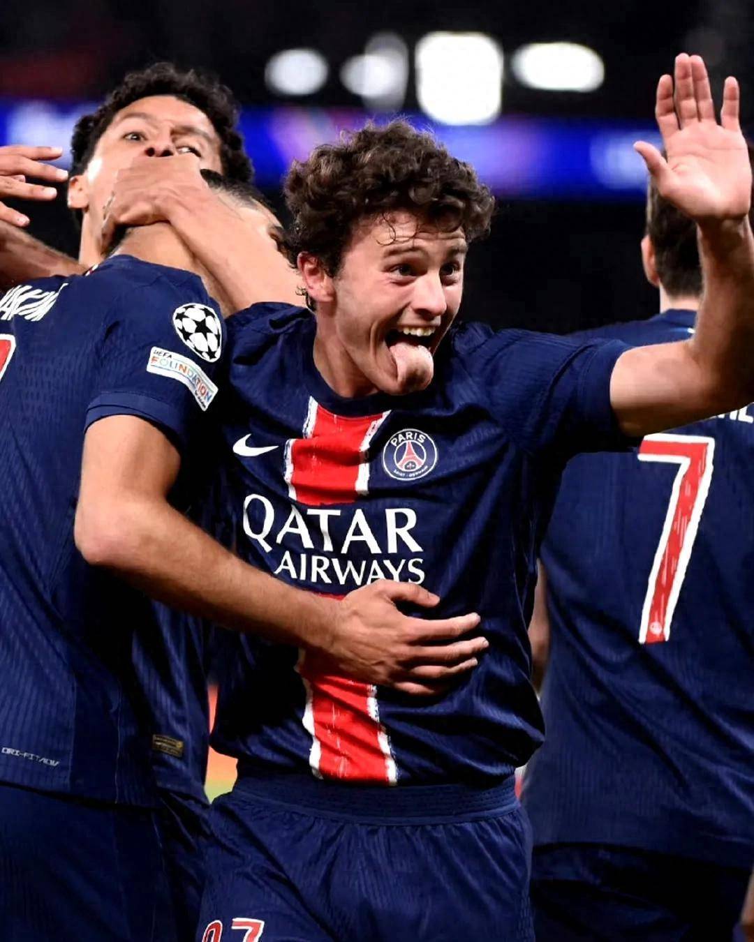 关于巴黎圣日耳曼客场逆转获胜，锁定冠军资格的信息