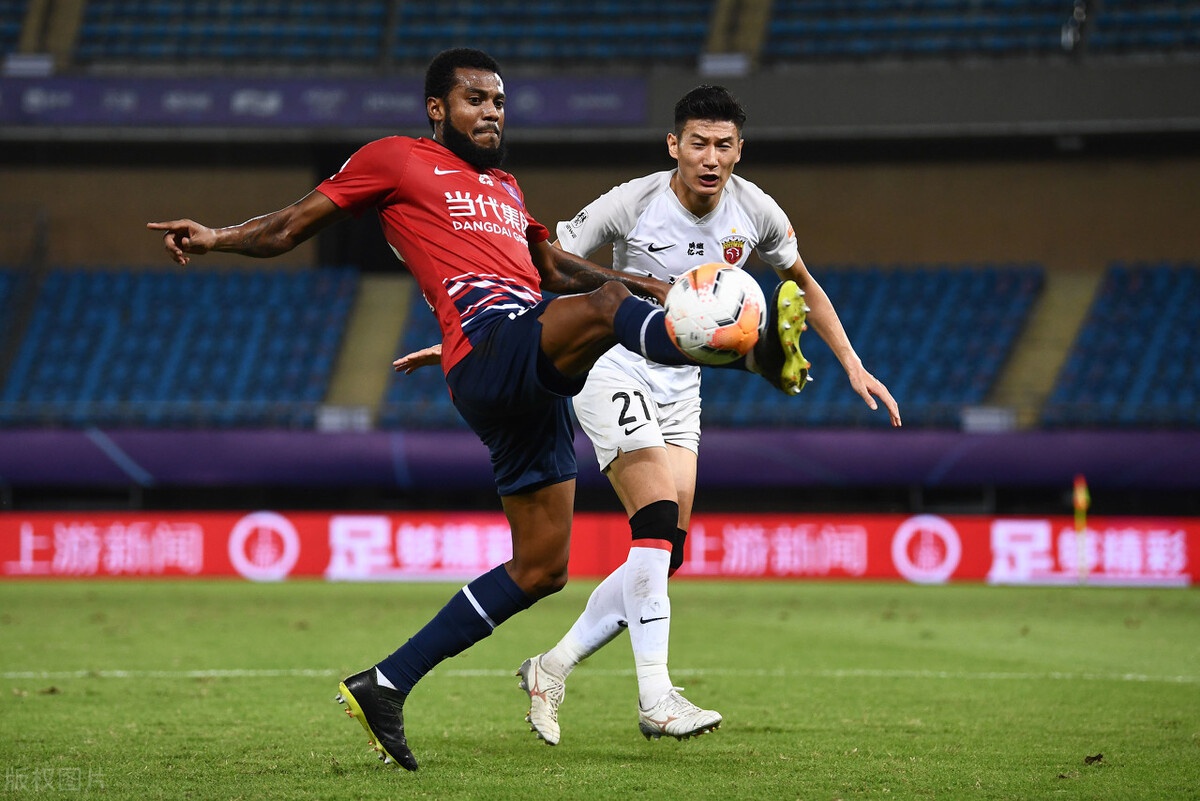 广州恒大与重庆当代足球队争夺胜利的简单介绍