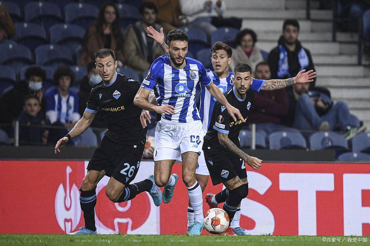 马德里竞技队球员接受技术训练，备战强敌