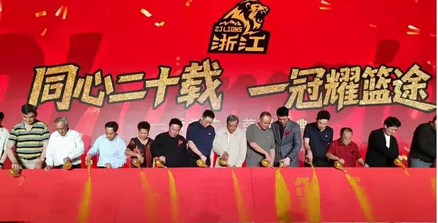 篮球冠军捧杯庆功,英姿飒爽 篮球冠军捧杯庆功,英姿飒爽