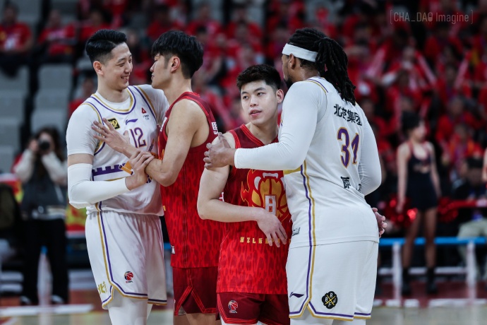 职业联赛再次掀起篮球激情,球队间激烈较量 职业联赛再次掀起篮球激情,球队间激烈较量