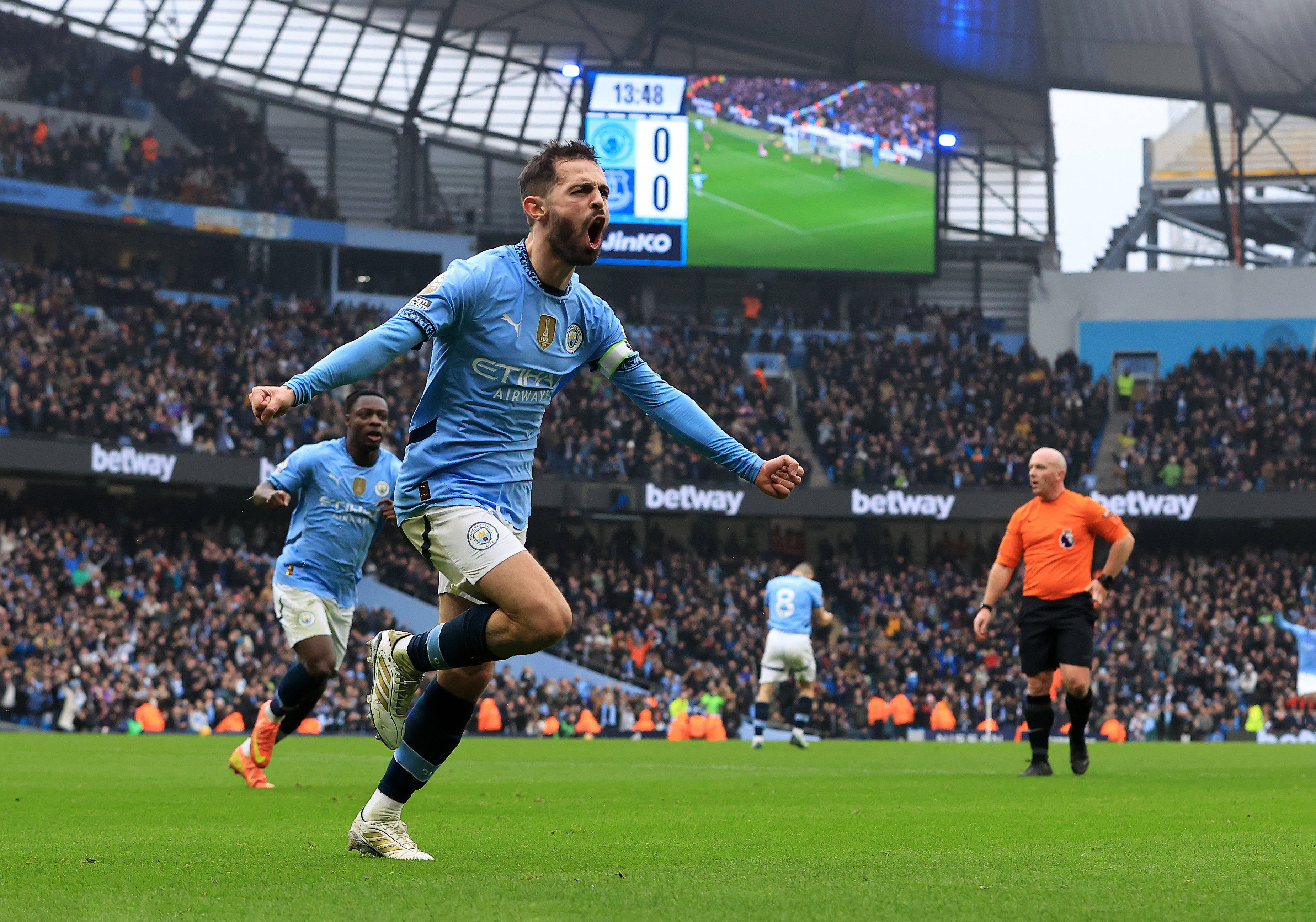 曼城球员在训练中表现出色，教练组考虑提拔他到一线队