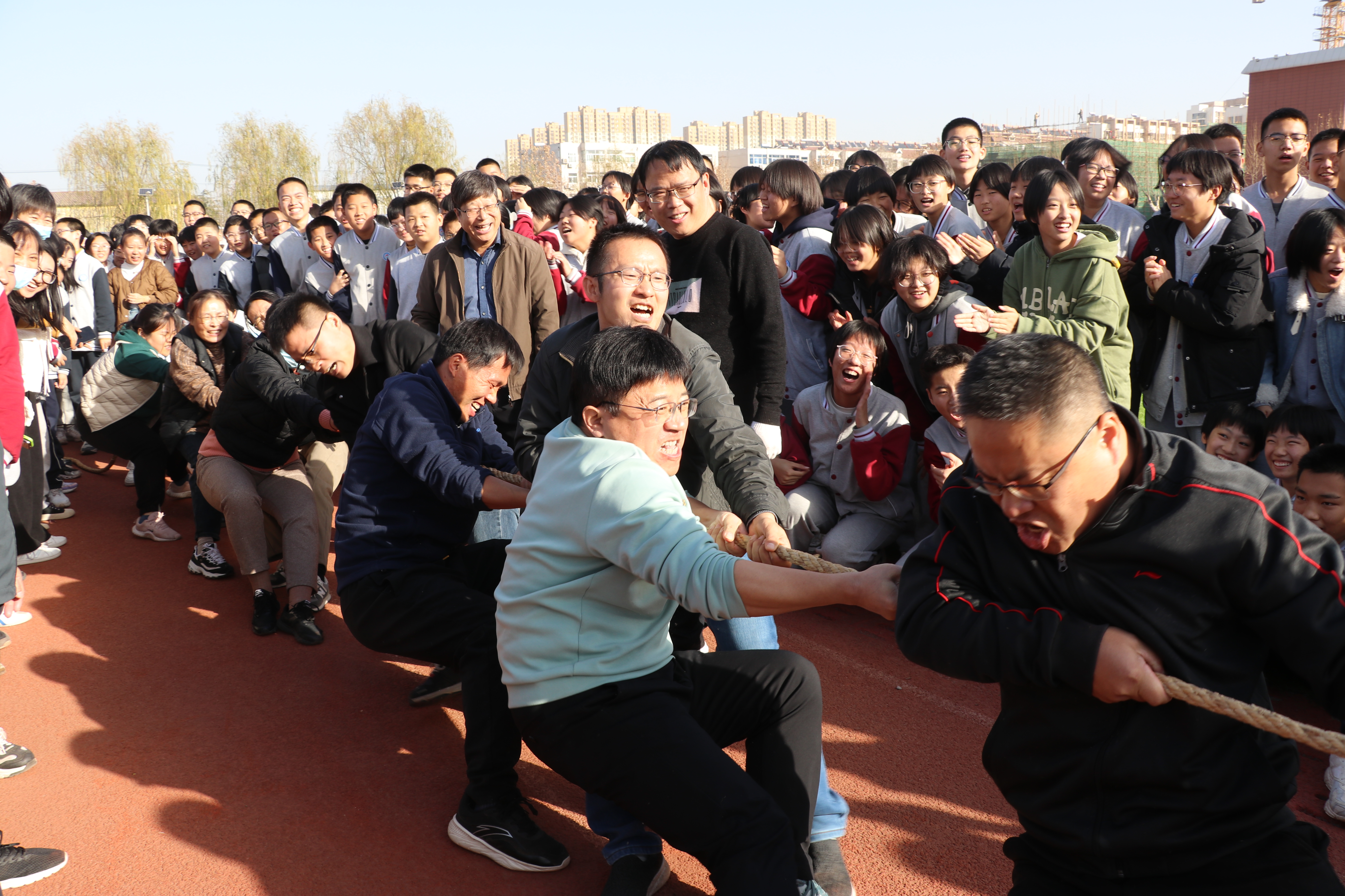 精诚团结,助力球队攀上胜利之巅 精诚团结,助力球队攀上胜利之巅