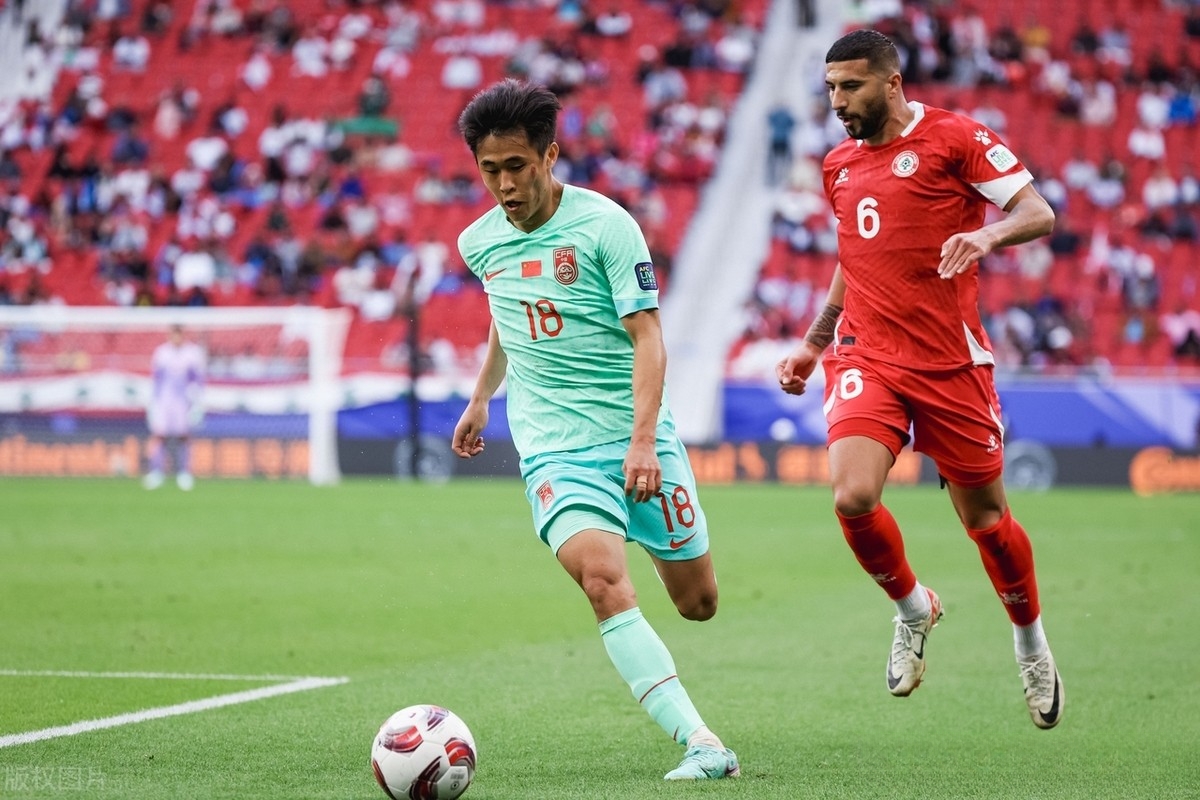 申花中场连续传球,攻势凶猛不敌鲁能 申花中场连续传球,攻势凶猛不敌鲁能