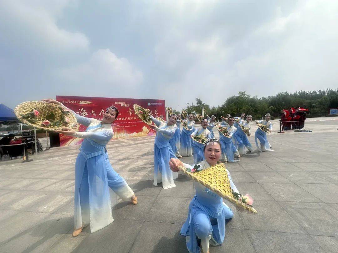 民族风情舞蹈表演获得观众喝彩