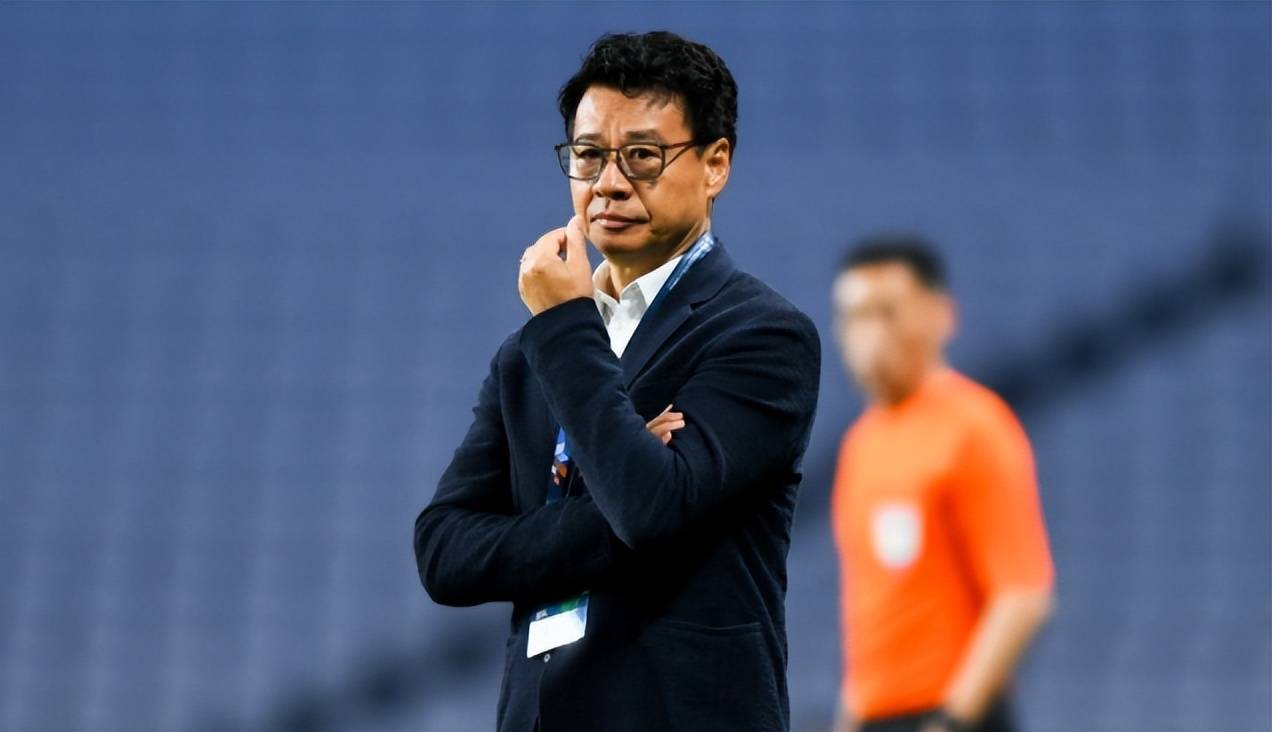 球队主教练临危受命,带领球队振兴 球队主教练临危受命,带领球队振兴