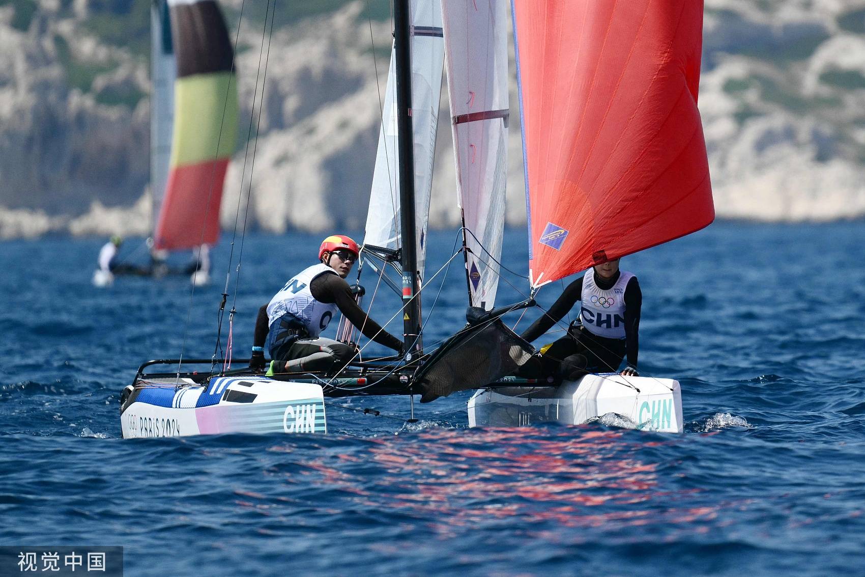 帆船比赛队伍配合默契争先夺冠