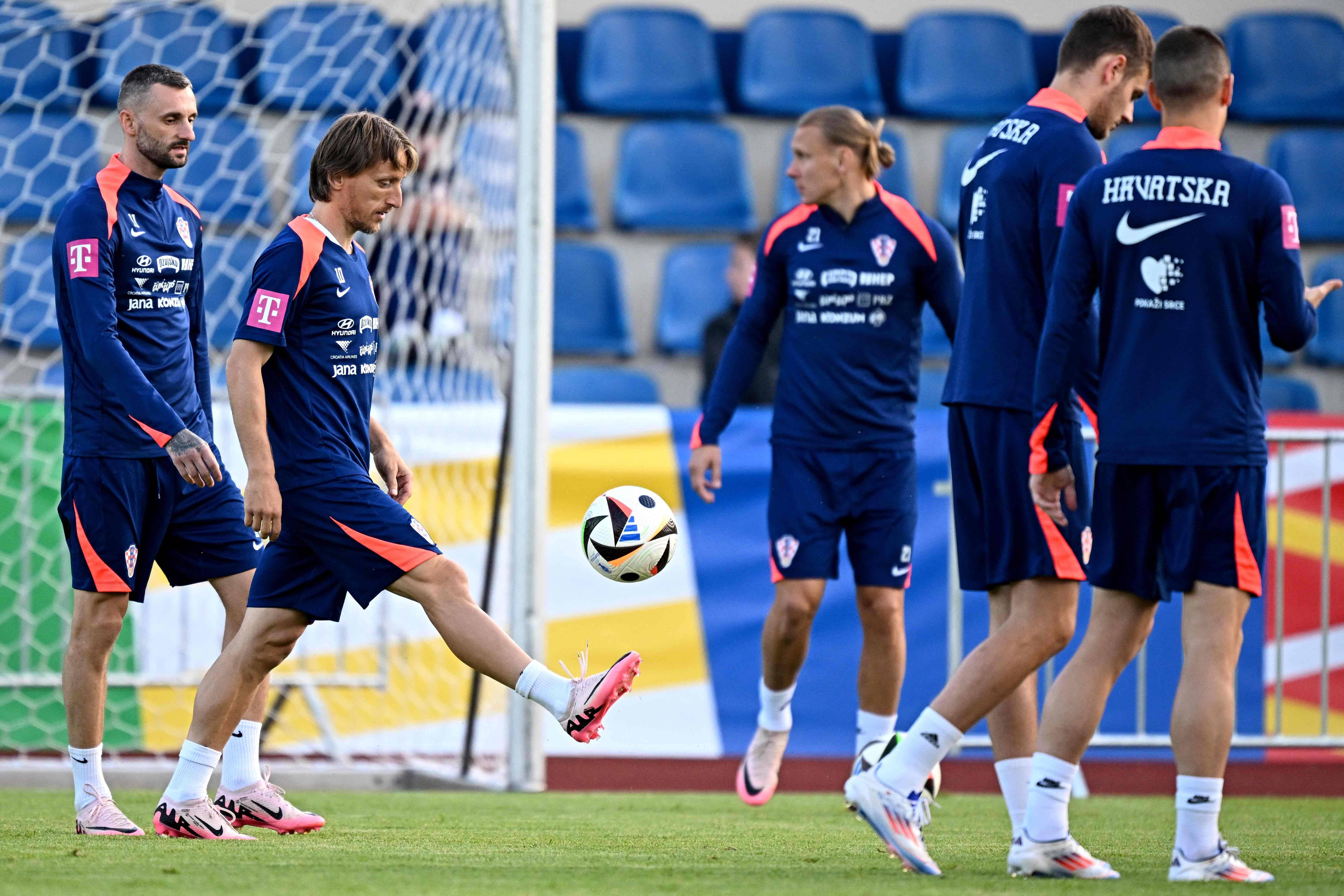 捷克队在欧锦赛比赛中完胜对手,轻松进军下一轮的简单介绍 捷克队在欧锦赛比赛中完胜对手,轻松进军下一轮的简单介绍