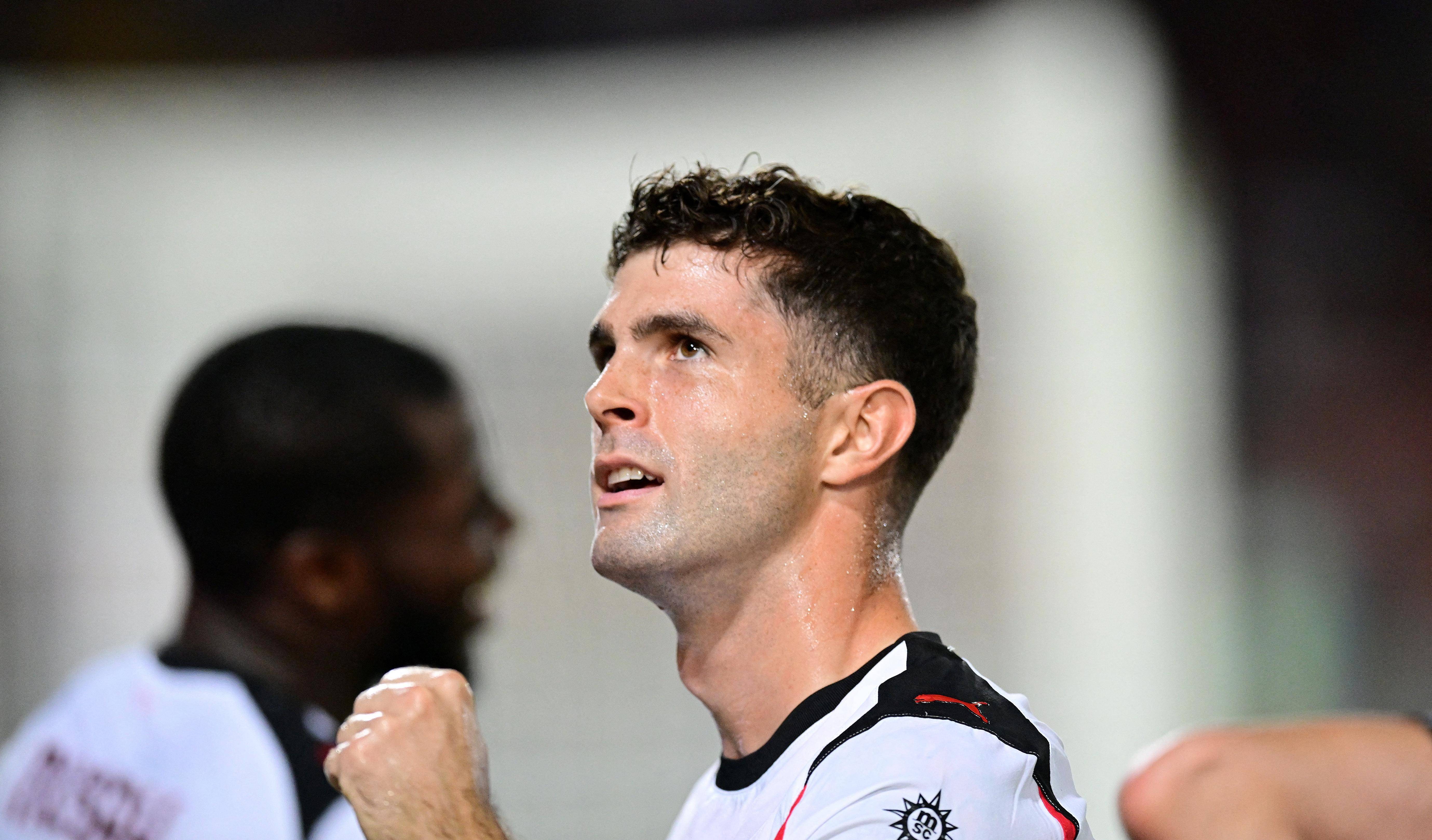 AC米兰球员突破过人,创造绝杀机会 AC米兰球员突破过人,创造绝杀机会