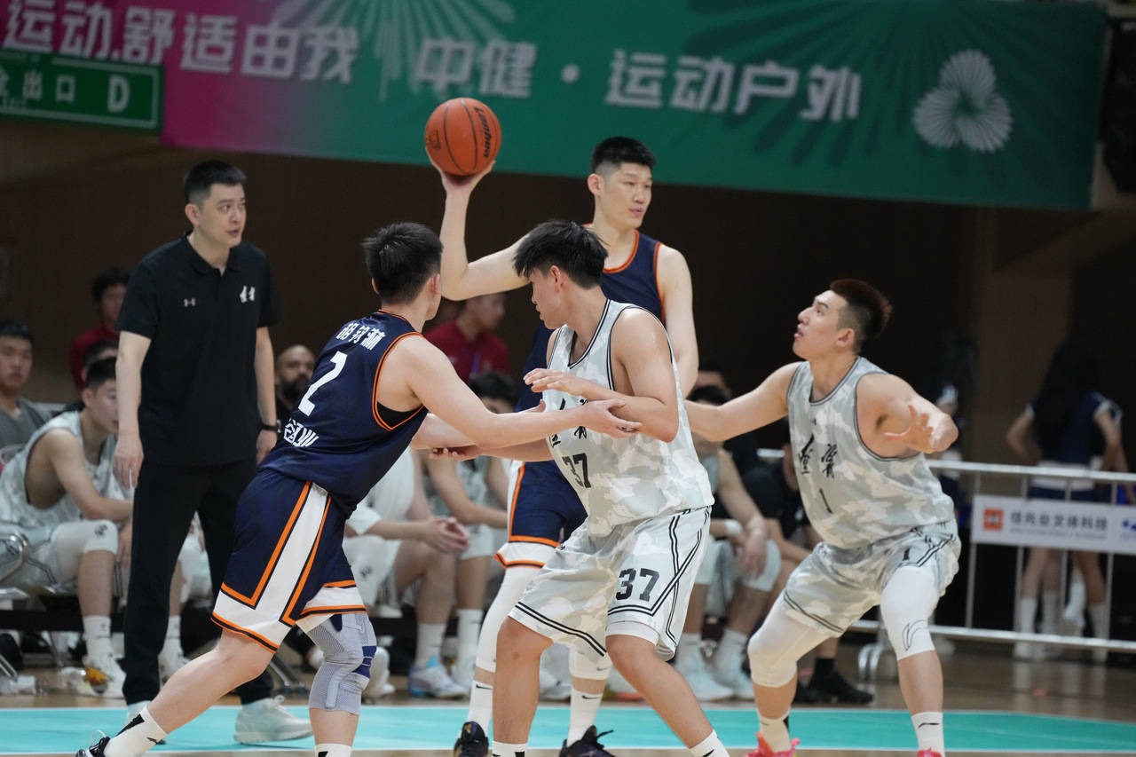 四川男篮在比赛中展现出稳定表现，成功获胜