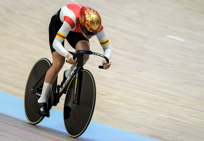 奥地利选手在自行车比赛中奋勇争先,夺金 奥地利选手在自行车比赛中奋勇争先,夺金