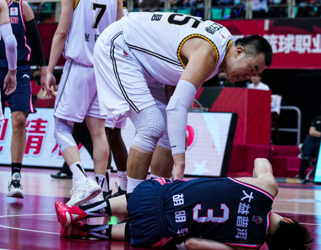 双核球员合力砍下得分，助球队获胜