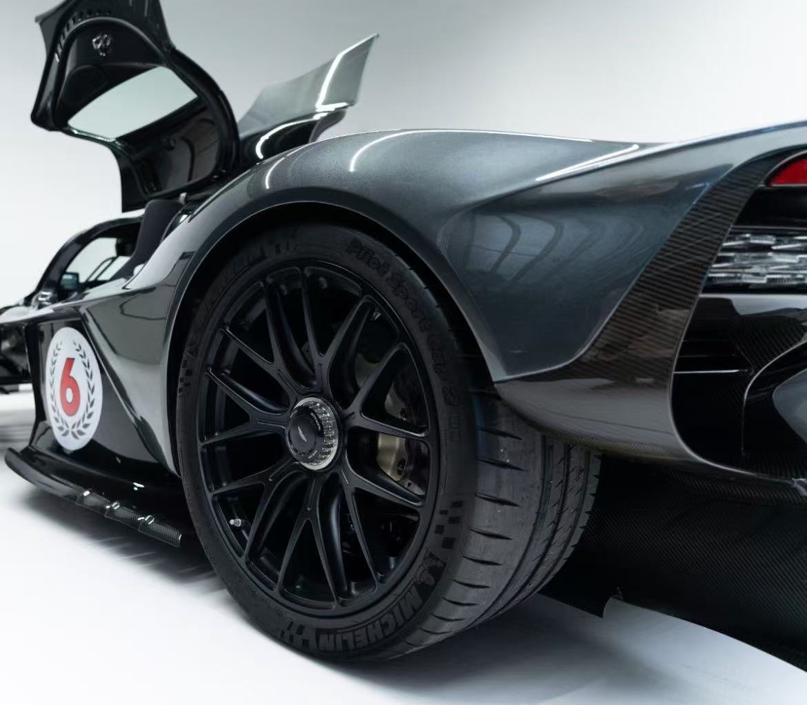 包含梅赛德斯轻取阿斯顿马丁，塞恩斯状态火热的词条